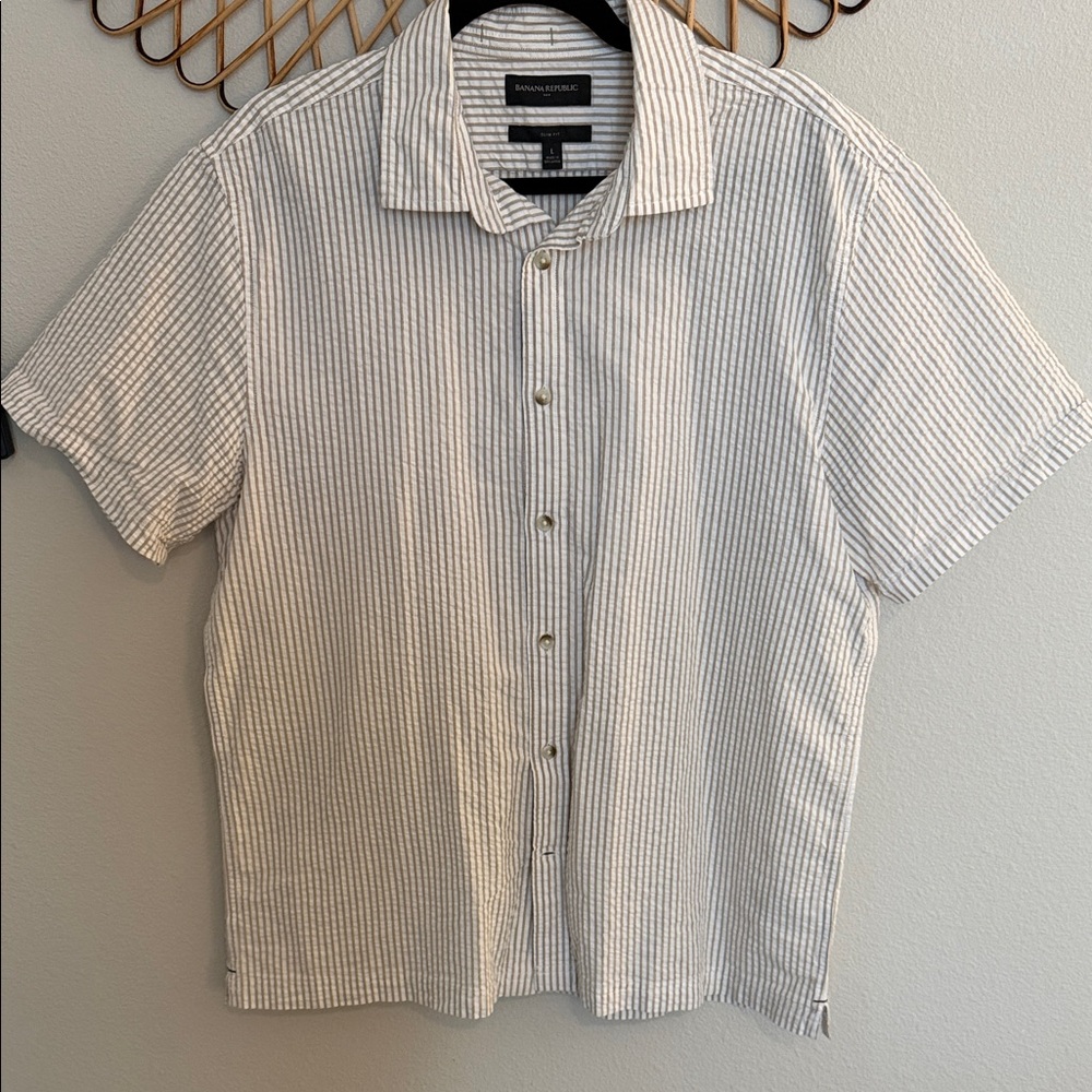 NWOT Banana Republic Men's White and Navy Striped Short Sleeve Button-Down Shirt